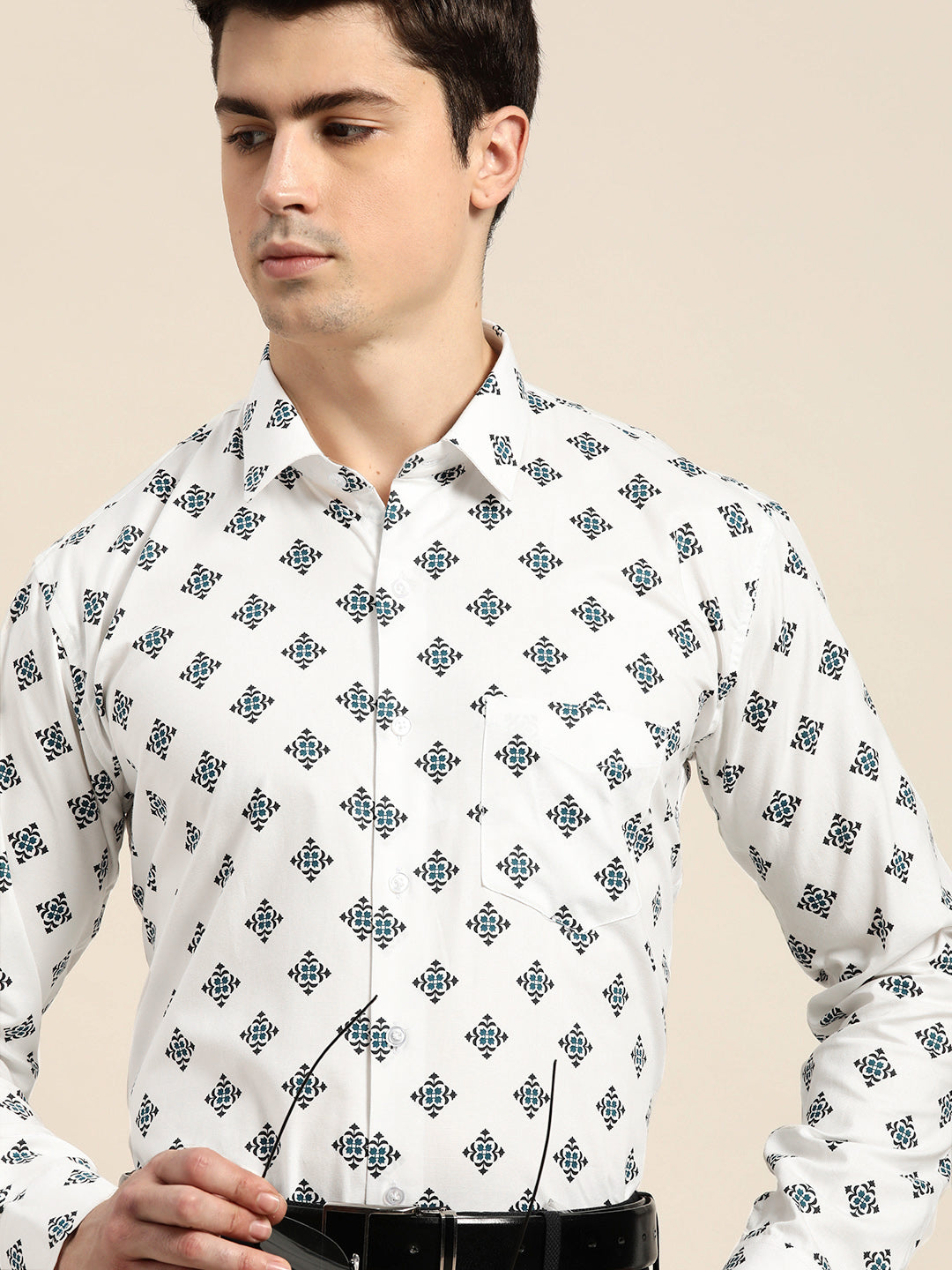 Men White & Black Print Pure Cotton Slim fit Party Shirt