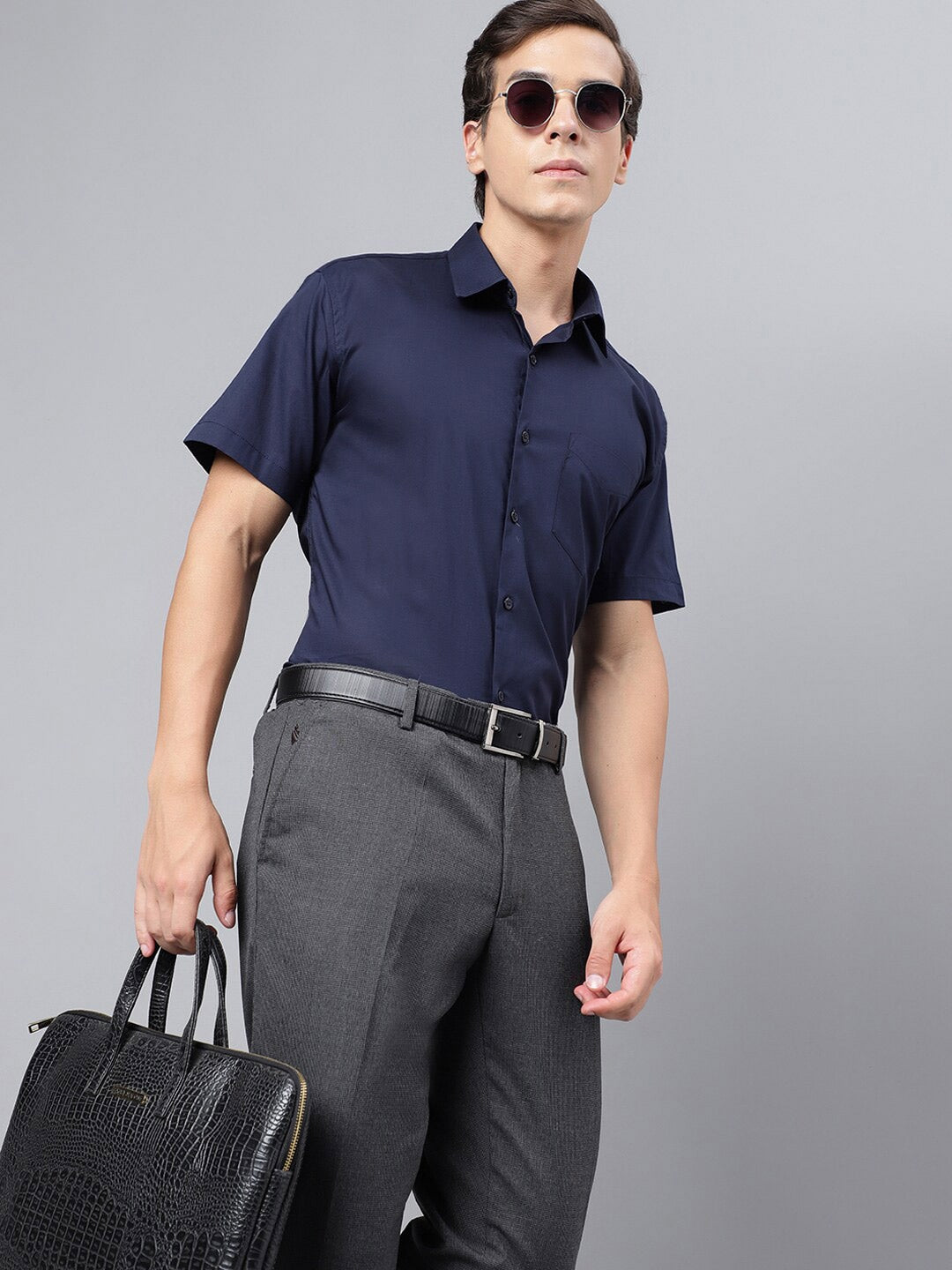 Men Navy Solid PureCotton Slim Fit Formal Shirt