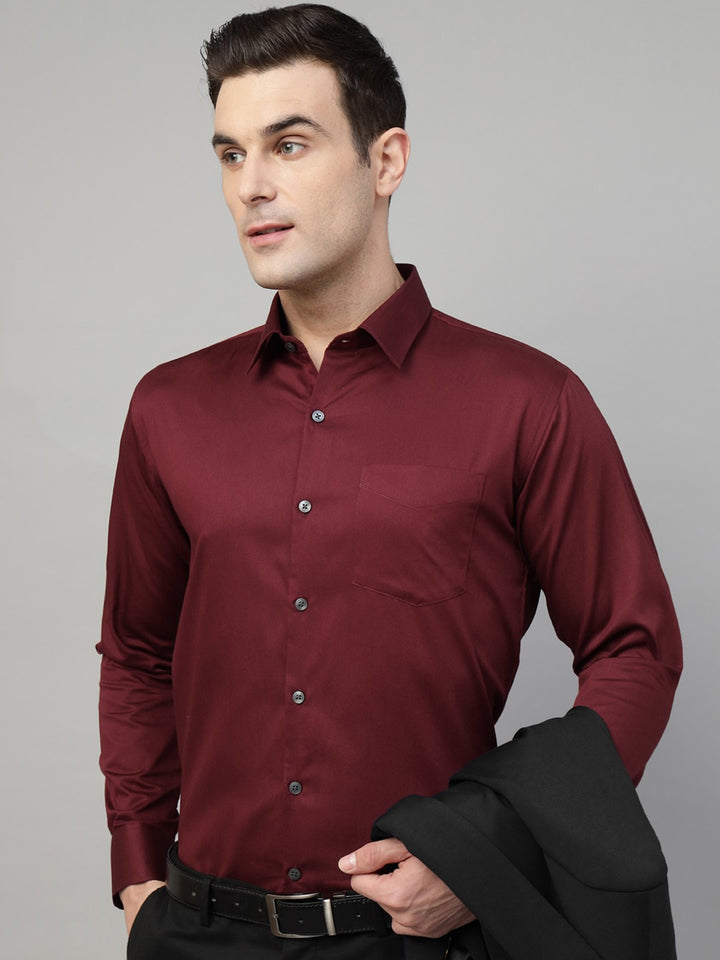 Pair this hancock maroon solid corduroy spread collar pure cotton formal shirt with black trousers and waist belt with black formal shoes for sophisticated look.