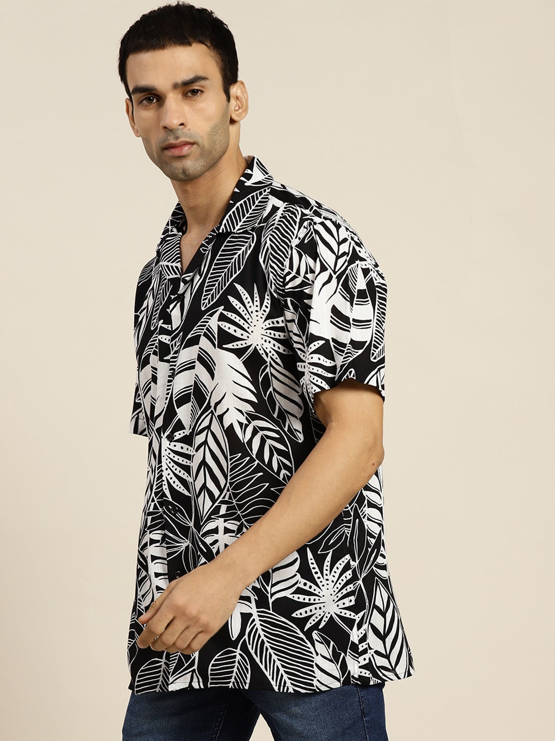 Men Black & White Prints Viscose Rayon Relaxed Fit Casual Resort Shirt