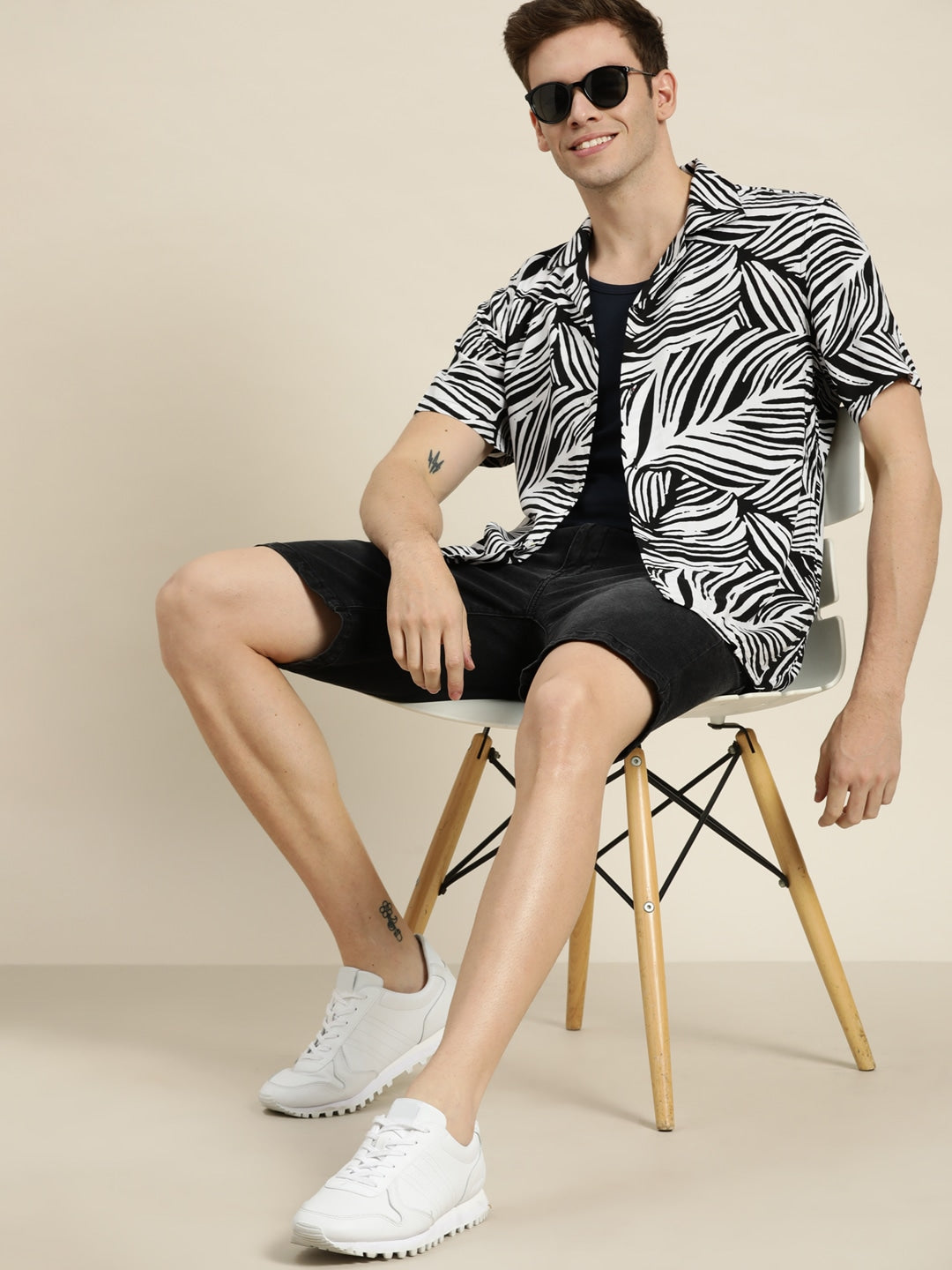 Men Black-White Prints Viscose Rayon Relaxed Fit Casual Resort Shirt